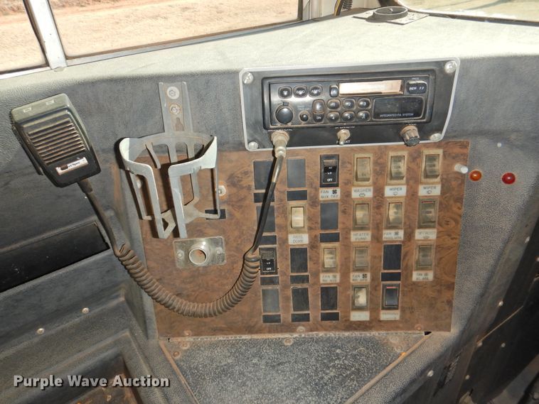 image for item DG1588 1992 International 3800  school bus