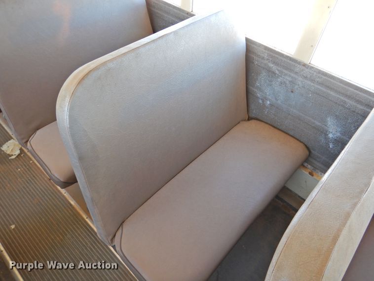 image for item DG1588 1992 International 3800  school bus