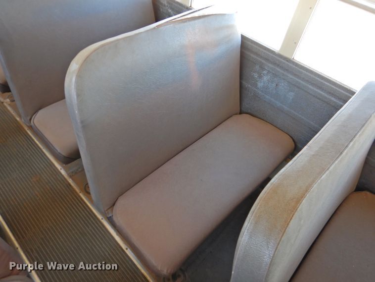 image for item DG1588 1992 International 3800  school bus