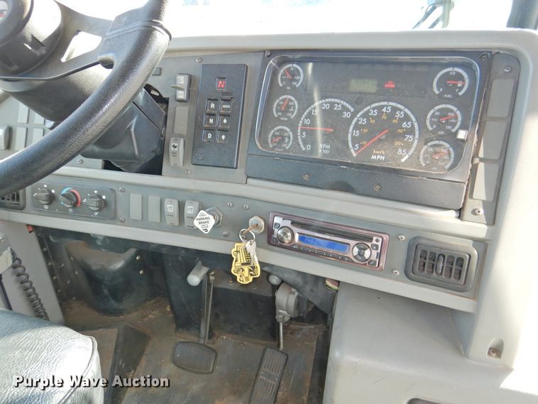 image for item DG1590 2007 Thomas Saf-T-Liner  school bus