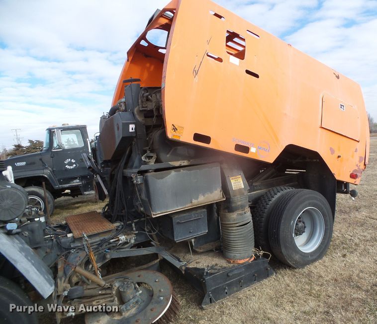 image for item DG8443 1995 Ford 8000  street sweeper truck