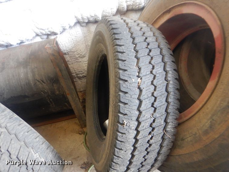 image for item DJ8598 Approximately 20 tires