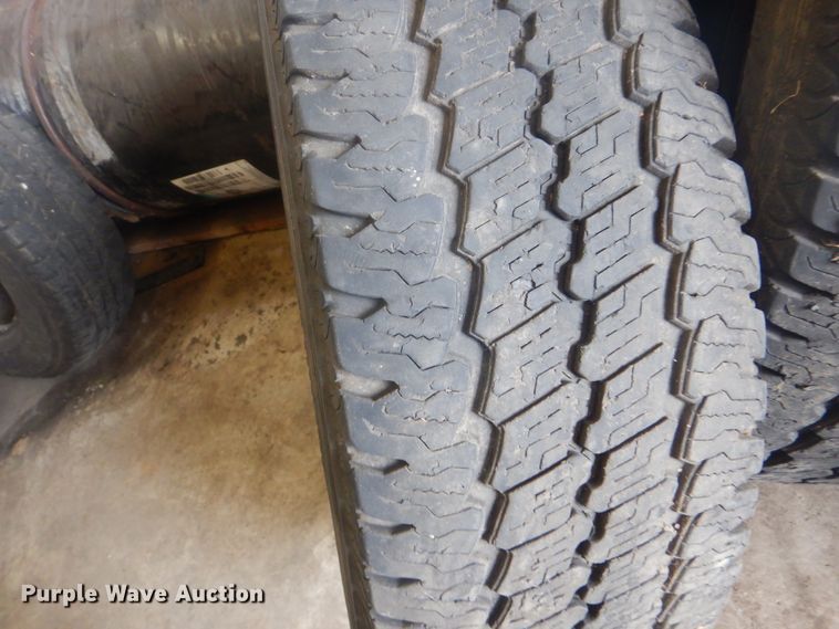 image for item DJ8598 Approximately 20 tires