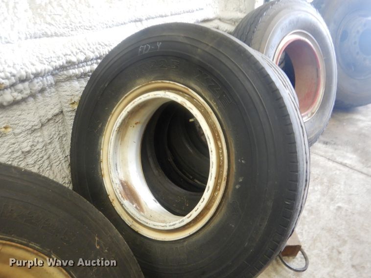 image for item DJ8598 Approximately 20 tires