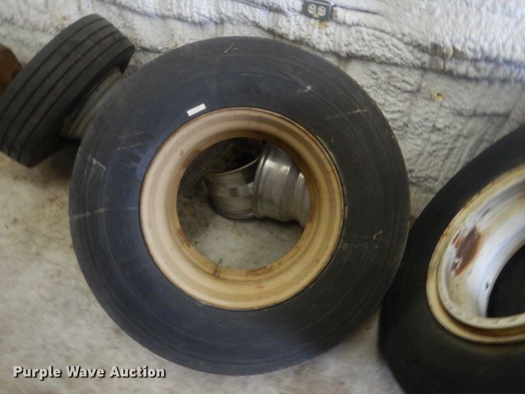 image for item DJ8598 Approximately 20 tires