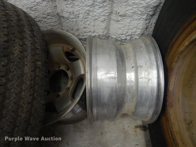 image for item DJ8598 Approximately 20 tires