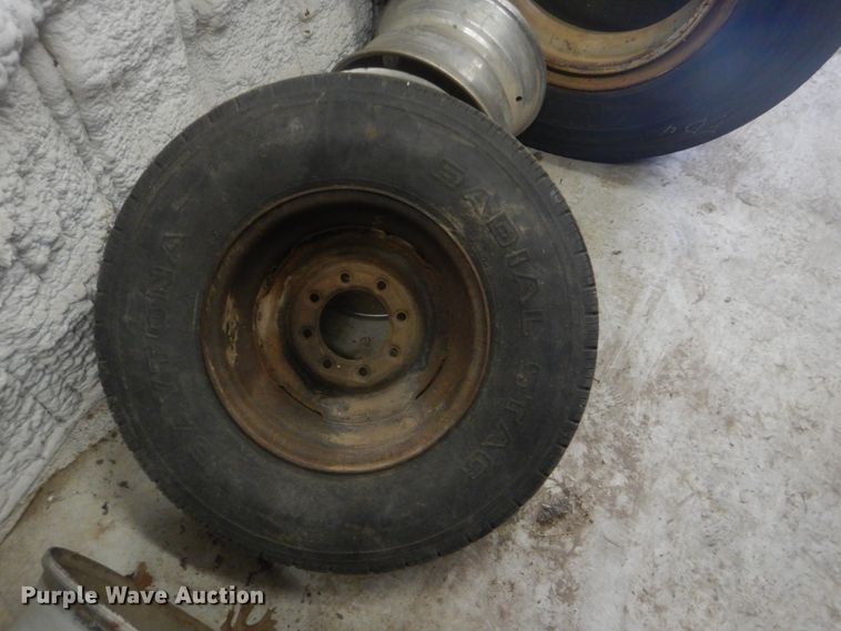 image for item DJ8598 Approximately 20 tires