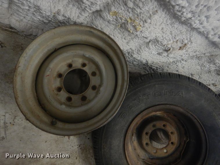 image for item DJ8598 Approximately 20 tires