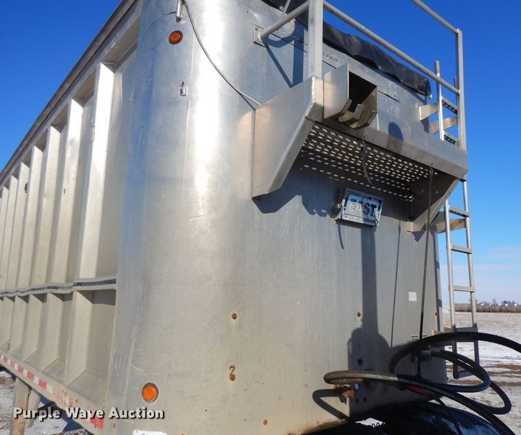 image for item FR9770 2004 East walking floor trailer