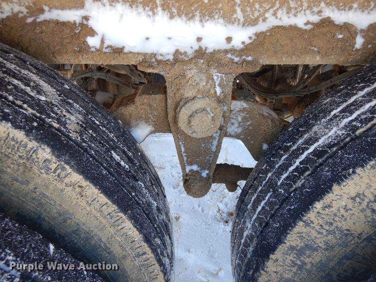 image for item FR9773 2012 East walking floor trailer