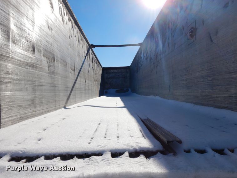 image for item FR9773 2012 East walking floor trailer