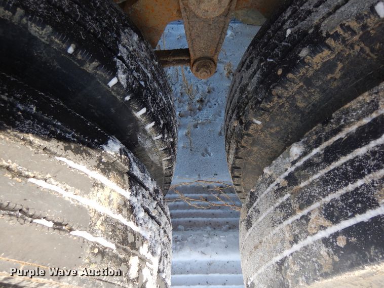 image for item FR9773 2012 East walking floor trailer