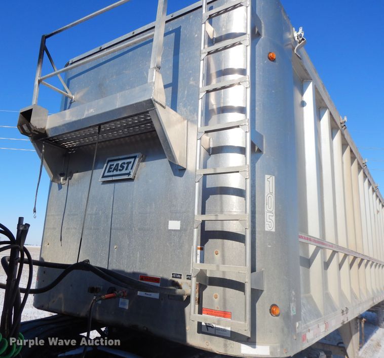 image for item FR9774 2011 East walking floor trailer
