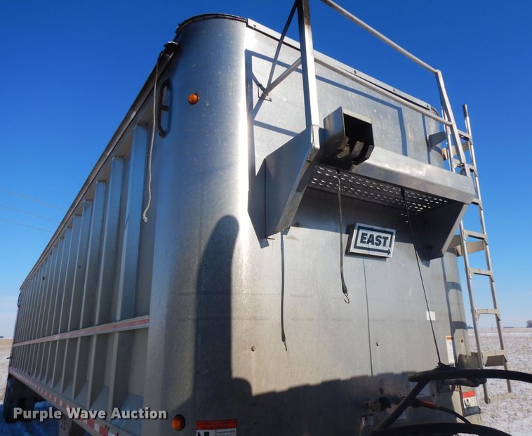 image for item FR9774 2011 East walking floor trailer