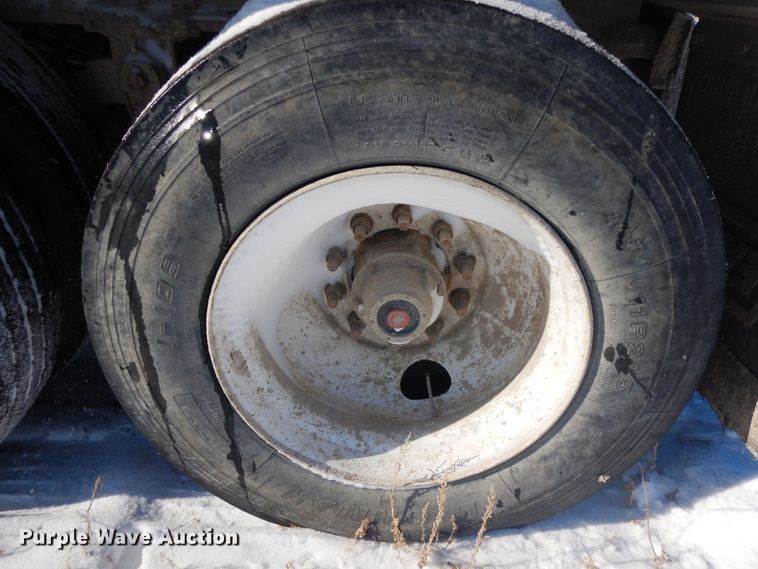 image for item FR9774 2011 East walking floor trailer