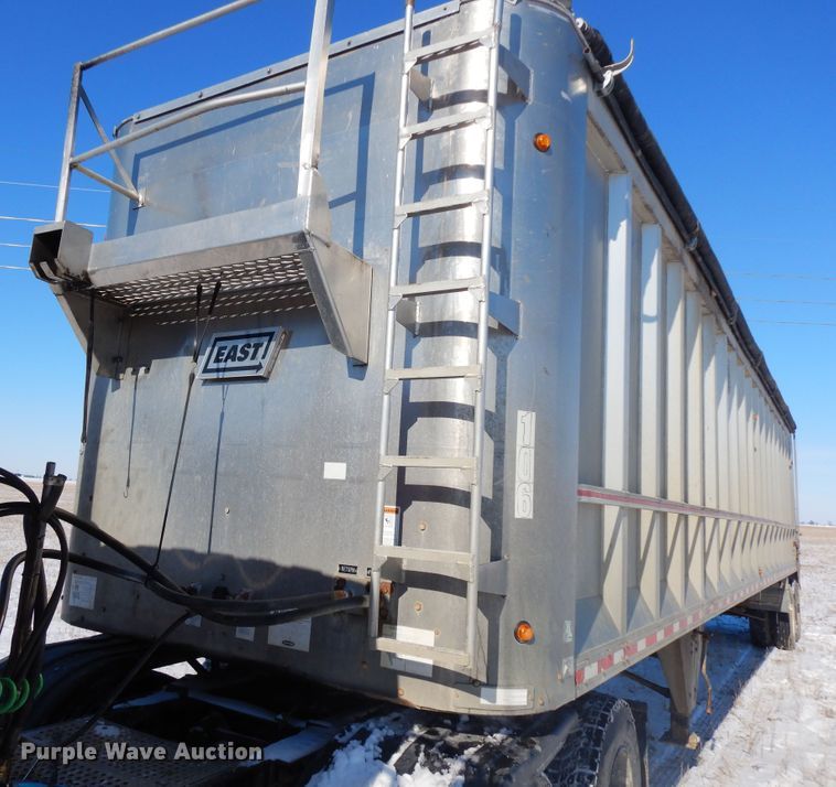 image for item FR9775 2011 East walking floor trailer