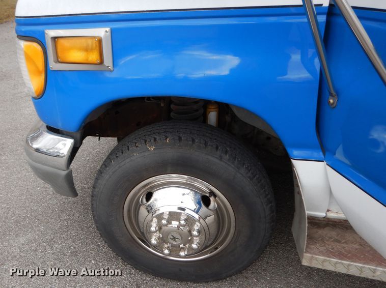 image for item GG9302 1994 Ford E350  ambulance