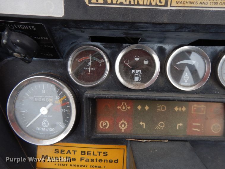 image for item GK9697 1987 Case IH 685  tractor