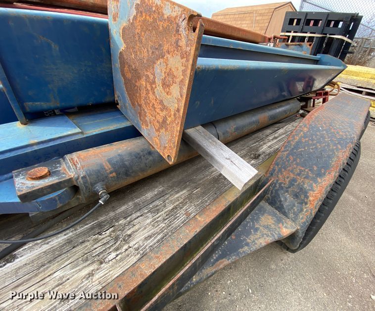 image for item HR9343 Manitowoc MTR-30  bus lift