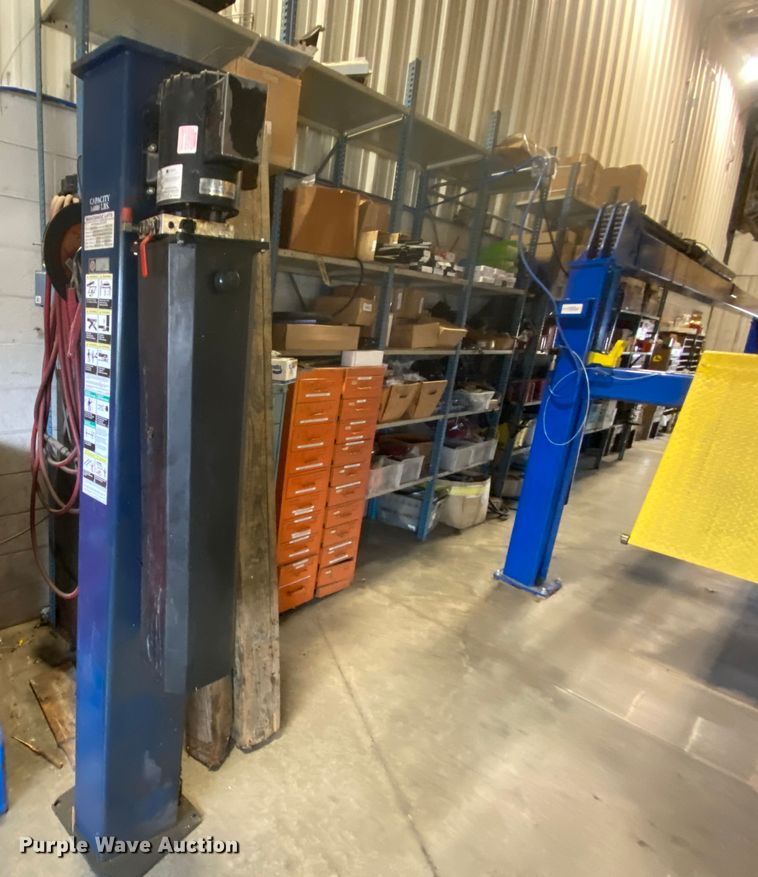 image for item HR9343 Manitowoc MTR-30  bus lift