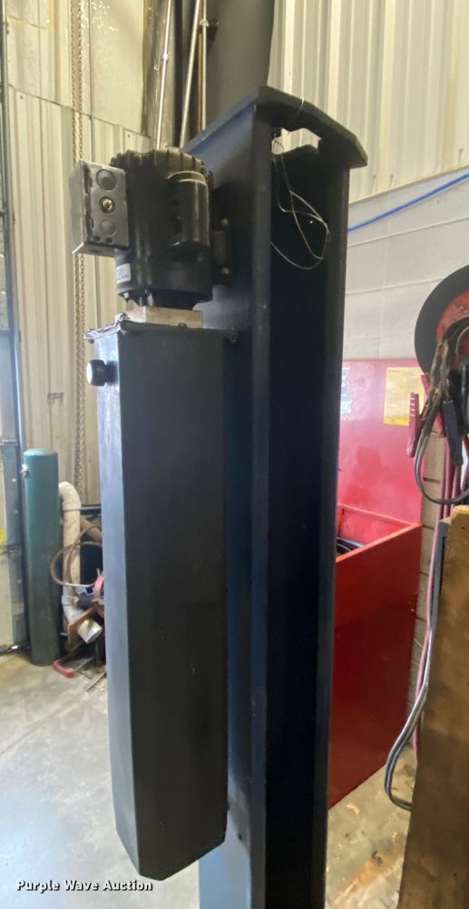 image for item HR9343 Manitowoc MTR-30  bus lift