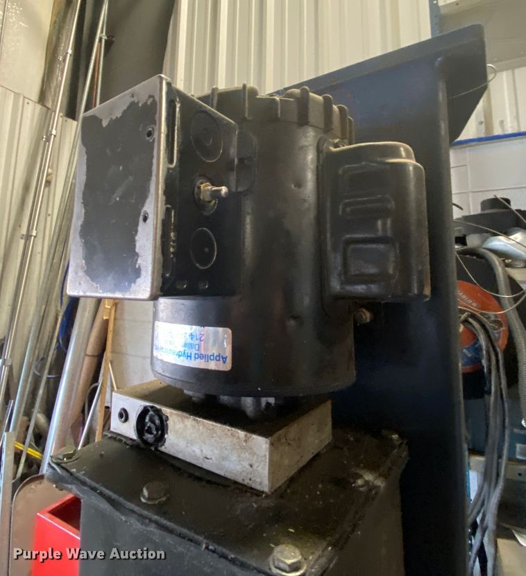 image for item HR9343 Manitowoc MTR-30  bus lift