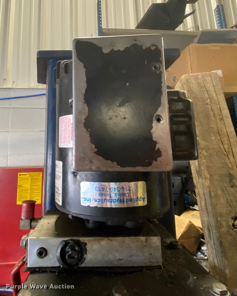 image for item HR9343 Manitowoc MTR-30  bus lift