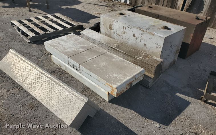 image for item HW9712 Fuel tanks and tool boxes