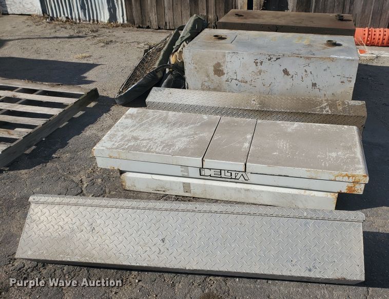 image for item HW9712 Fuel tanks and tool boxes