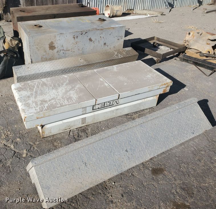 image for item HW9712 Fuel tanks and tool boxes