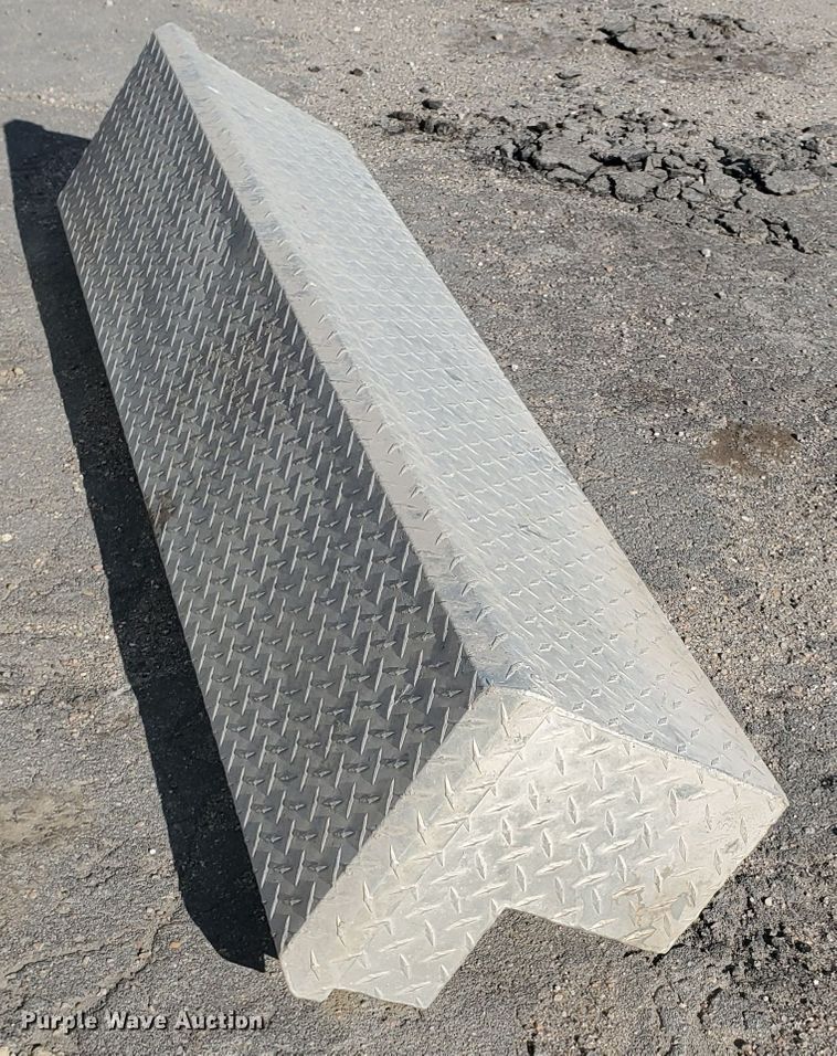 image for item HW9712 Fuel tanks and tool boxes