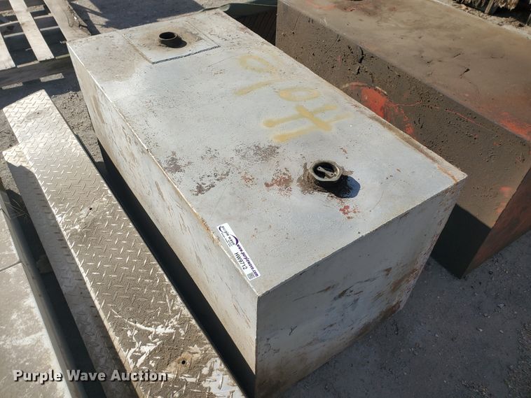 image for item HW9712 Fuel tanks and tool boxes