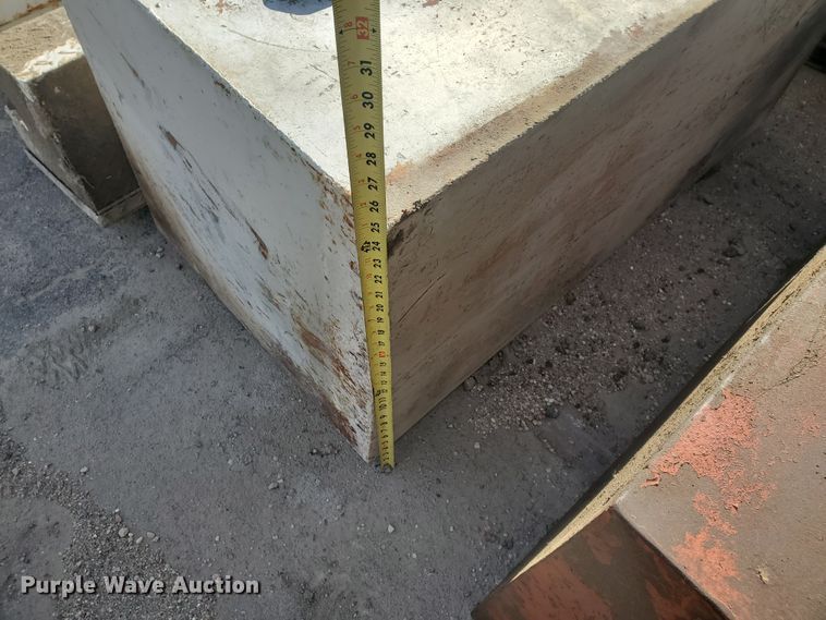 image for item HW9712 Fuel tanks and tool boxes