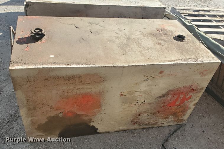 image for item HW9712 Fuel tanks and tool boxes