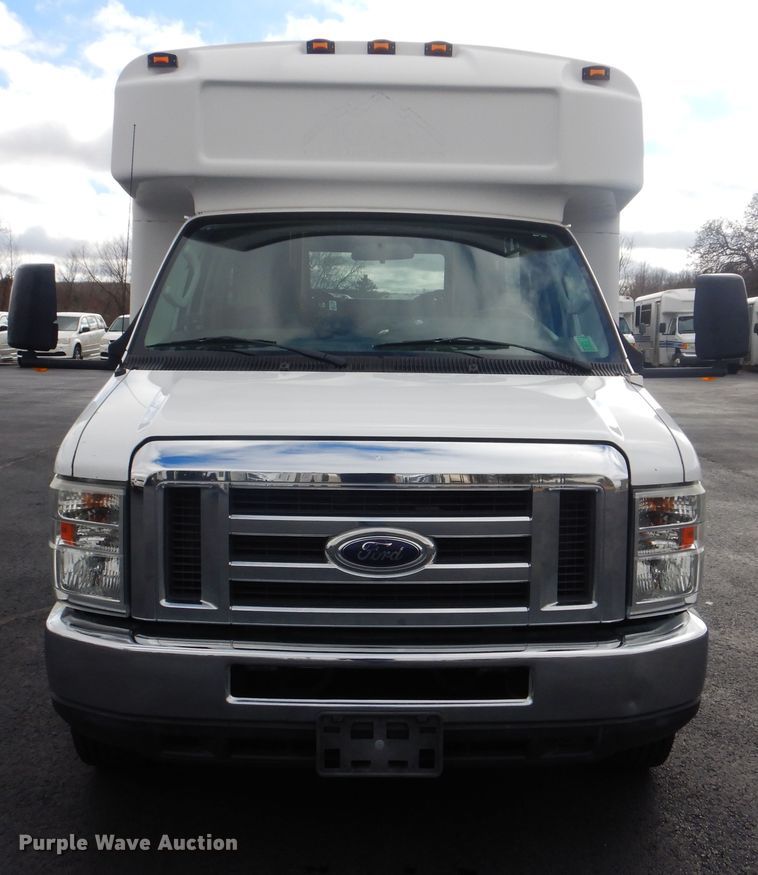image for item HW9820 2013 Ford E450  shuttle bus
