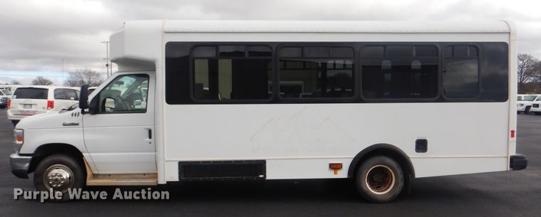 image for item HW9820 2013 Ford E450  shuttle bus