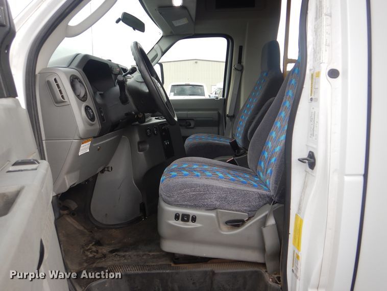 image for item HW9820 2013 Ford E450  shuttle bus