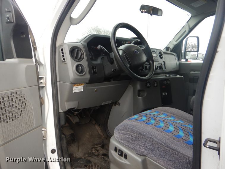 image for item HW9820 2013 Ford E450  shuttle bus