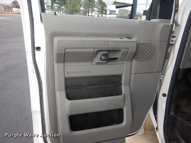 image for item HW9820 2013 Ford E450  shuttle bus