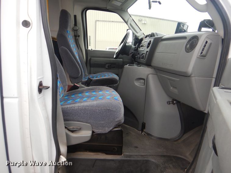 image for item HW9820 2013 Ford E450  shuttle bus