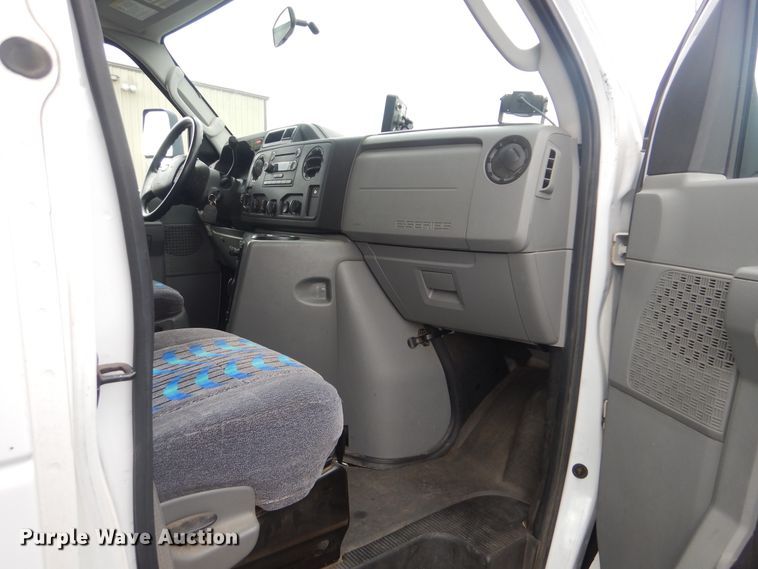 image for item HW9820 2013 Ford E450  shuttle bus