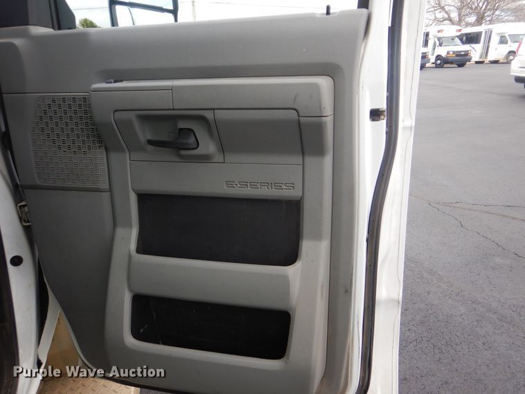 image for item HW9820 2013 Ford E450  shuttle bus