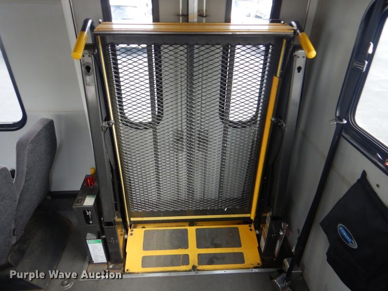 image for item HW9820 2013 Ford E450  shuttle bus