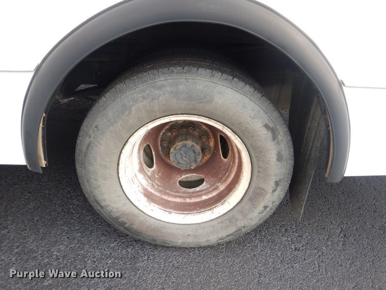 image for item HW9820 2013 Ford E450  shuttle bus