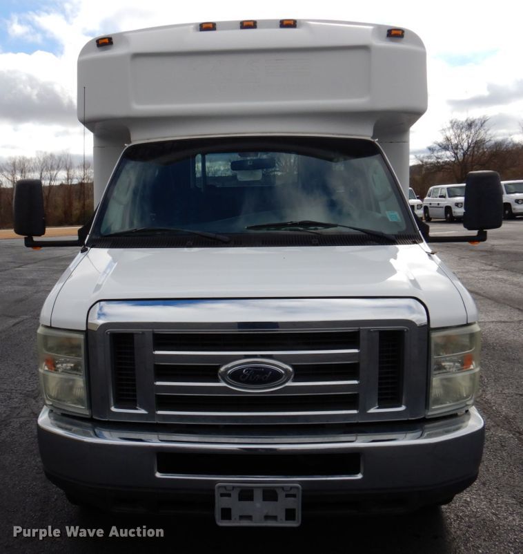 image for item HW9821 2008 Ford E350  shuttle bus
