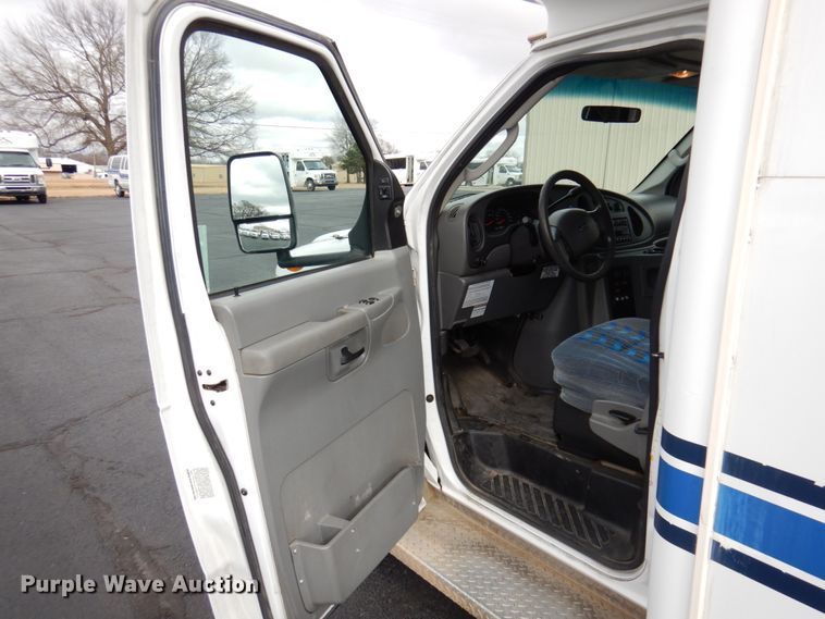 image for item HW9821 2008 Ford E350  shuttle bus