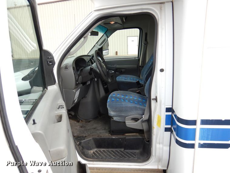 image for item HW9821 2008 Ford E350  shuttle bus
