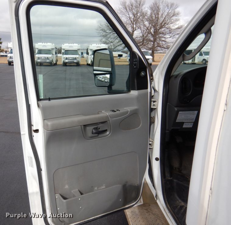 image for item HW9821 2008 Ford E350  shuttle bus