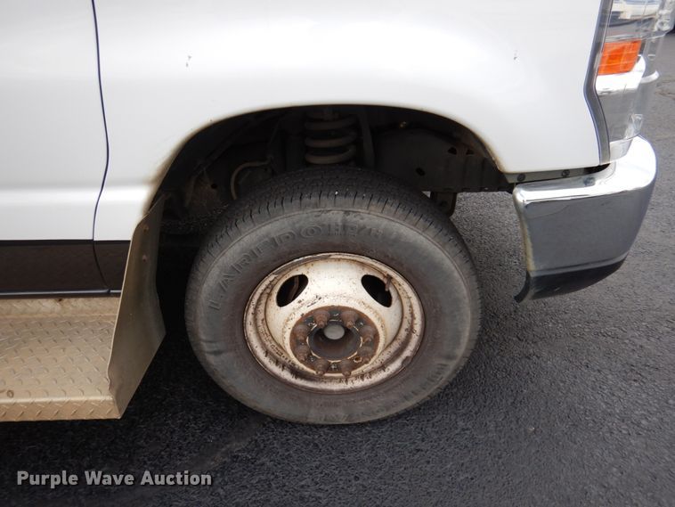 image for item HW9821 2008 Ford E350  shuttle bus