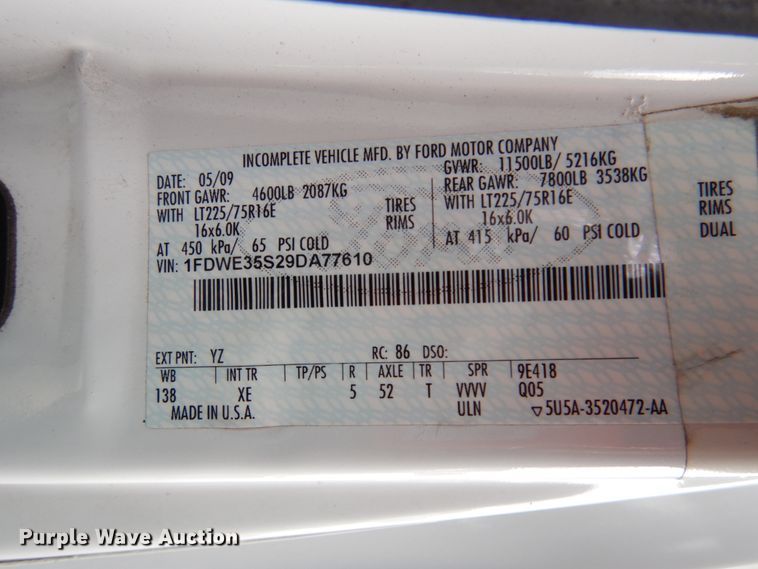 image for item HW9821 2008 Ford E350  shuttle bus